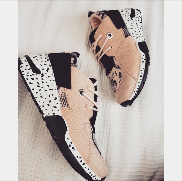 🚨//Summer Essentials// trendy Sneakers - Picture 4 of 5